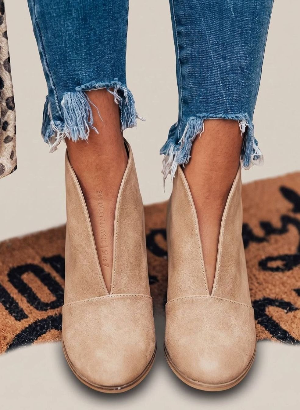Clemence | Bottines Femme Bout Pointu Talon Bloc Découpe V Latérale - Kaki