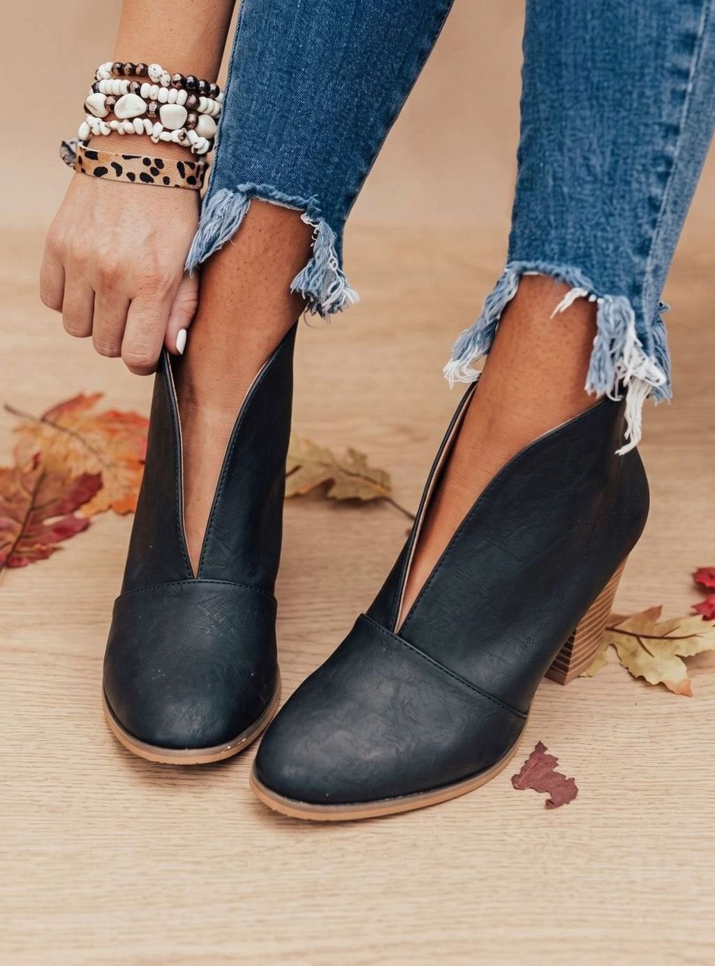 Clemence | Bottines Femme Bout Pointu Talon Bloc Découpe V Latérale - Noir
