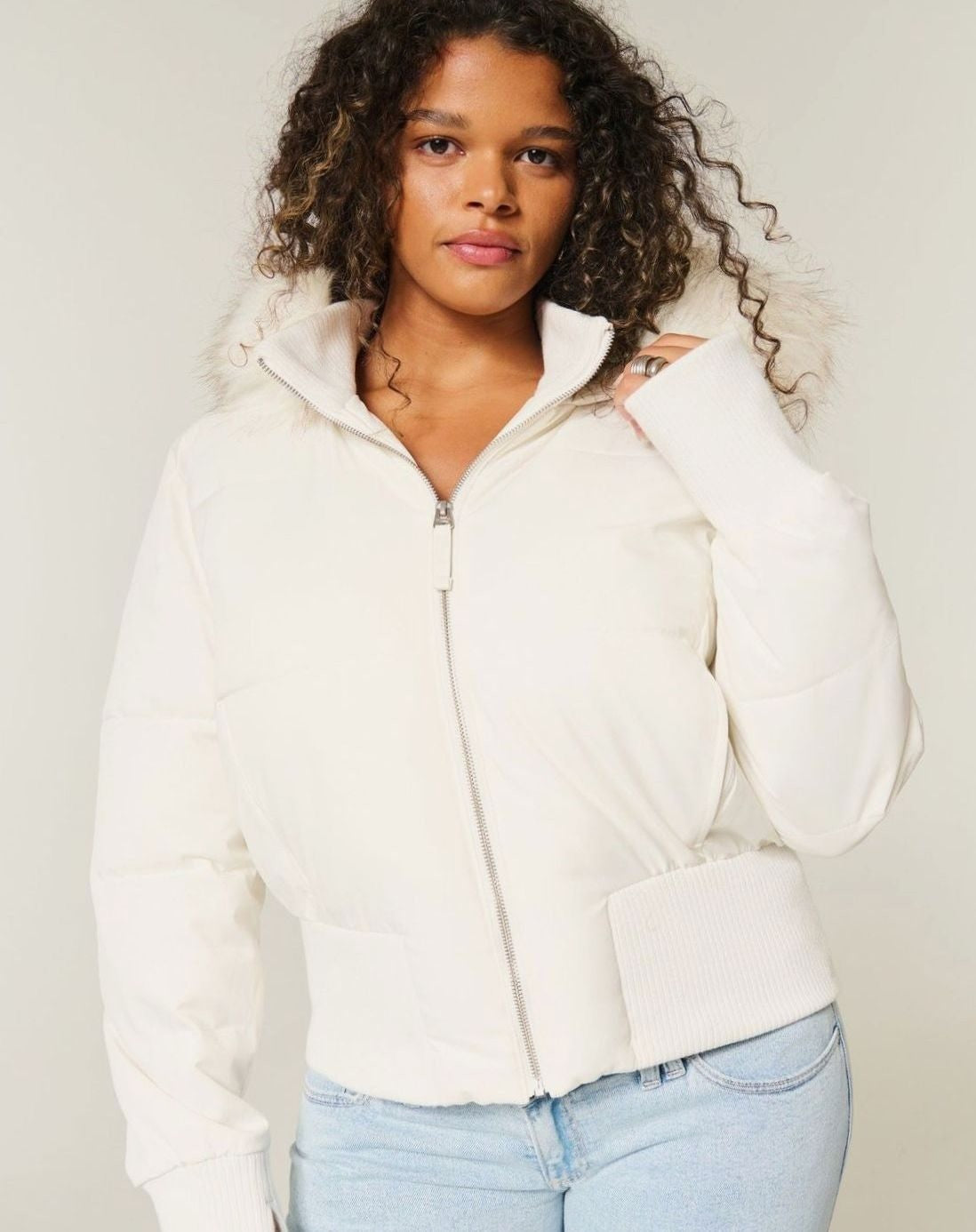Clemence | Dames Veste Matelassée Courte Capuche Fourrure Synthétique Fermeture Éclair - Blanc