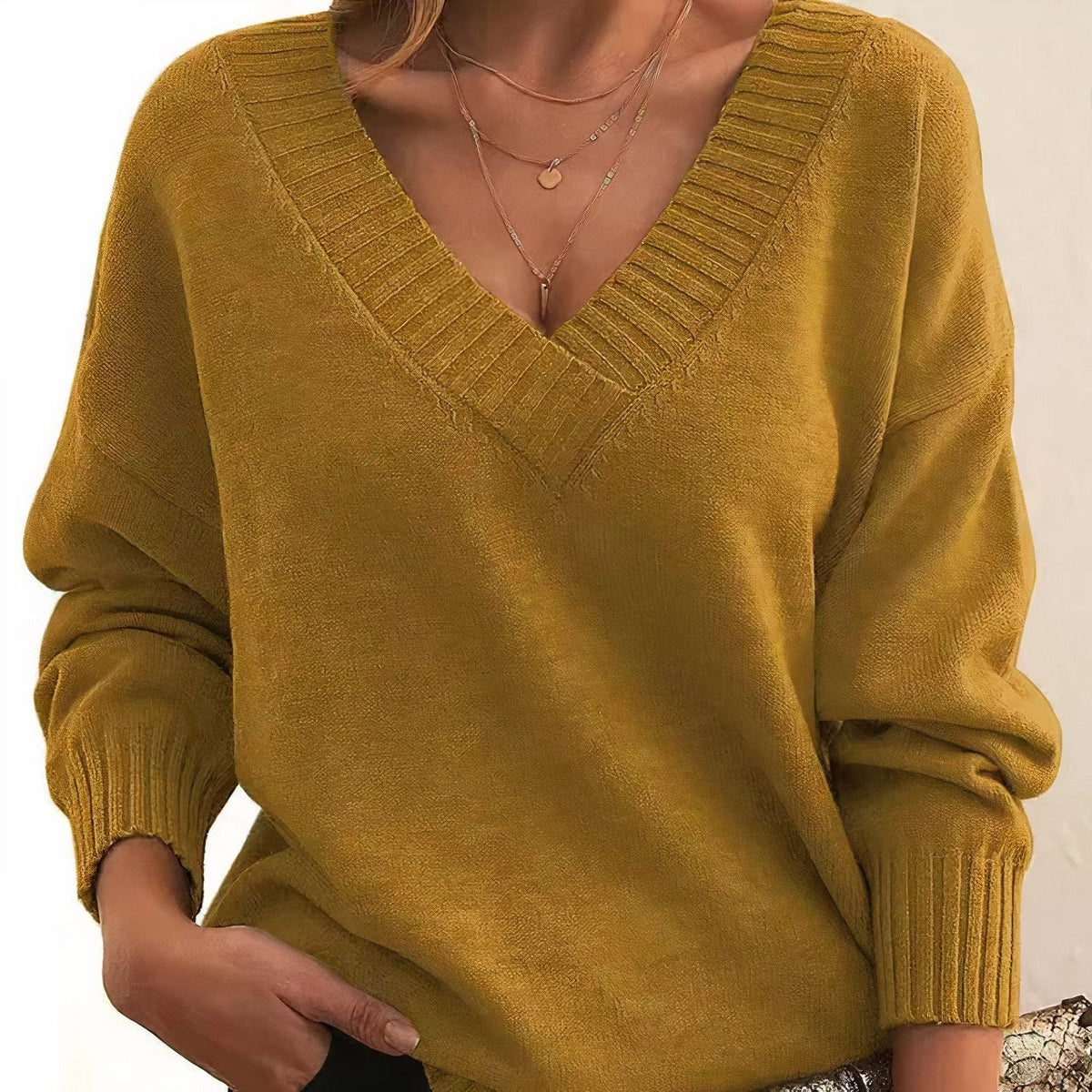 Jade | Pull pour Femme Coupe Ample Encolure V Profonde Manches Longues Côtes Affinées - Or