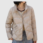 Jade | Veste Matelassée pour Femme Col Officier Fermeture Boutonnée - Beige