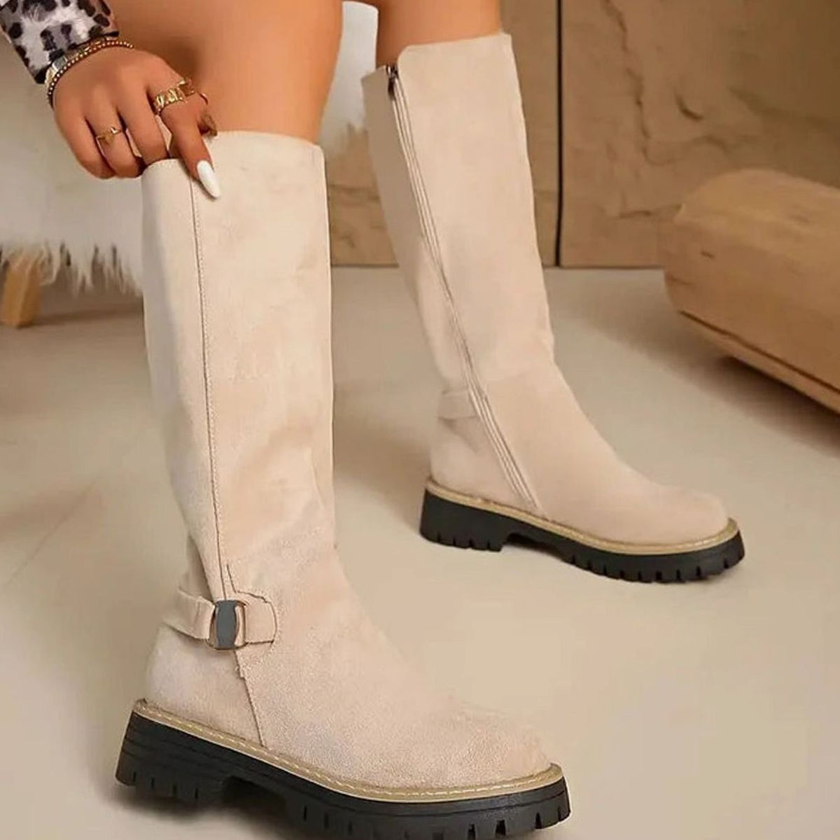 Lea | Dames Bottines Montantes Boucle Dorée Fermeture Éclair Semelle Crantée - Beige