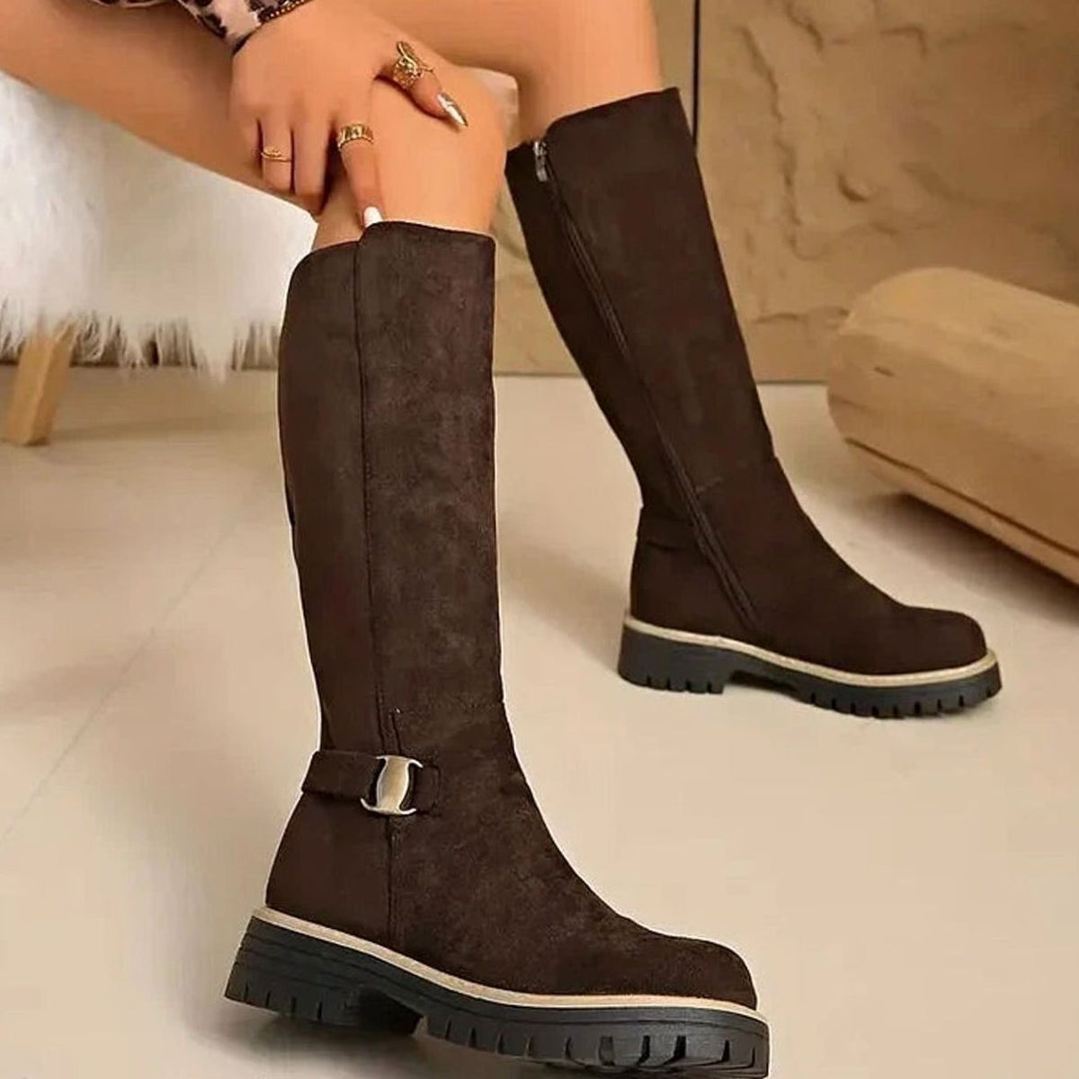 Lea | Dames Bottines Montantes Boucle Dorée Fermeture Éclair Semelle Crantée - Marron