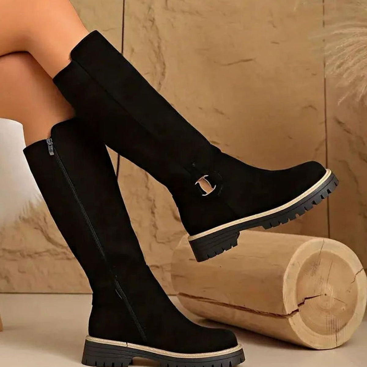 Lea | Dames Bottines Montantes Boucle Dorée Fermeture Éclair Semelle Crantée - Noir
