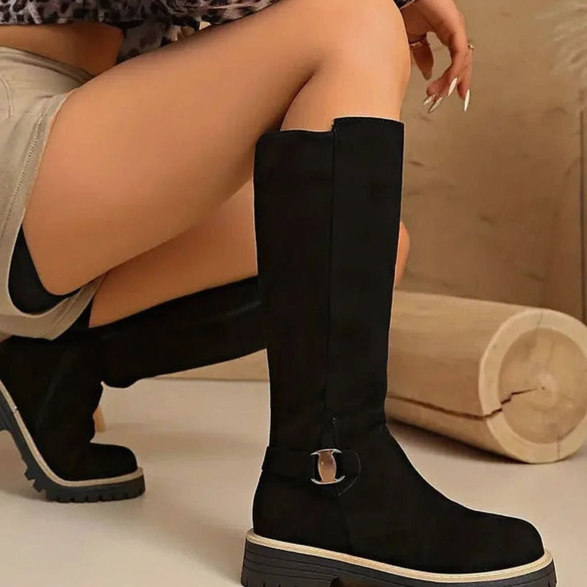 Lea | Dames Bottines Montantes Boucle Dorée Fermeture Éclair Semelle Crantée - Noir