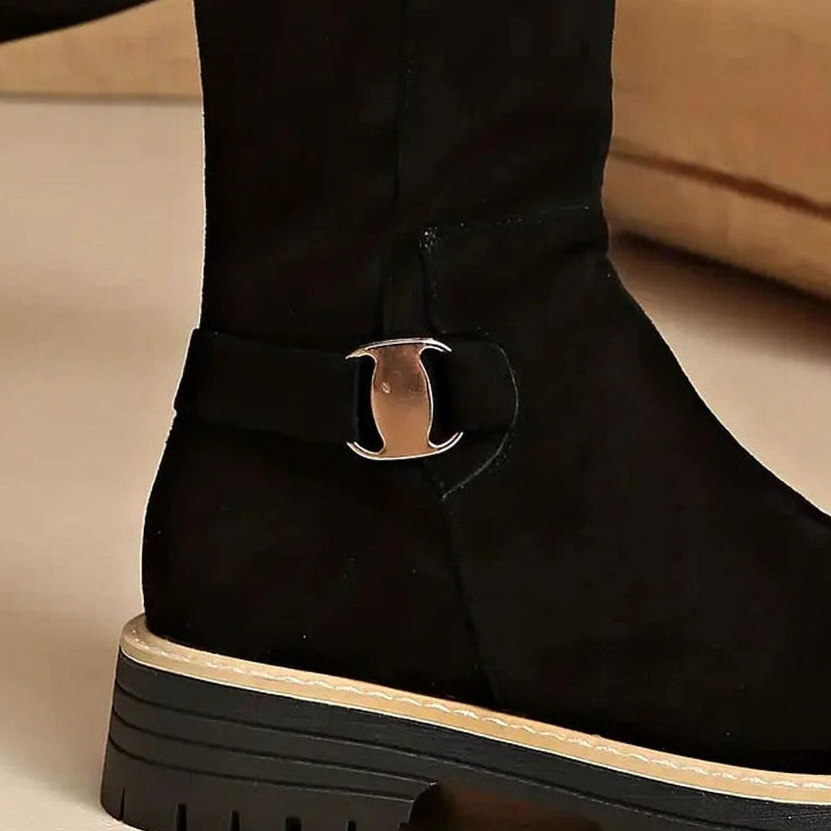 Lea | Dames Bottines Montantes Boucle Dorée Fermeture Éclair Semelle Crantée - Noir