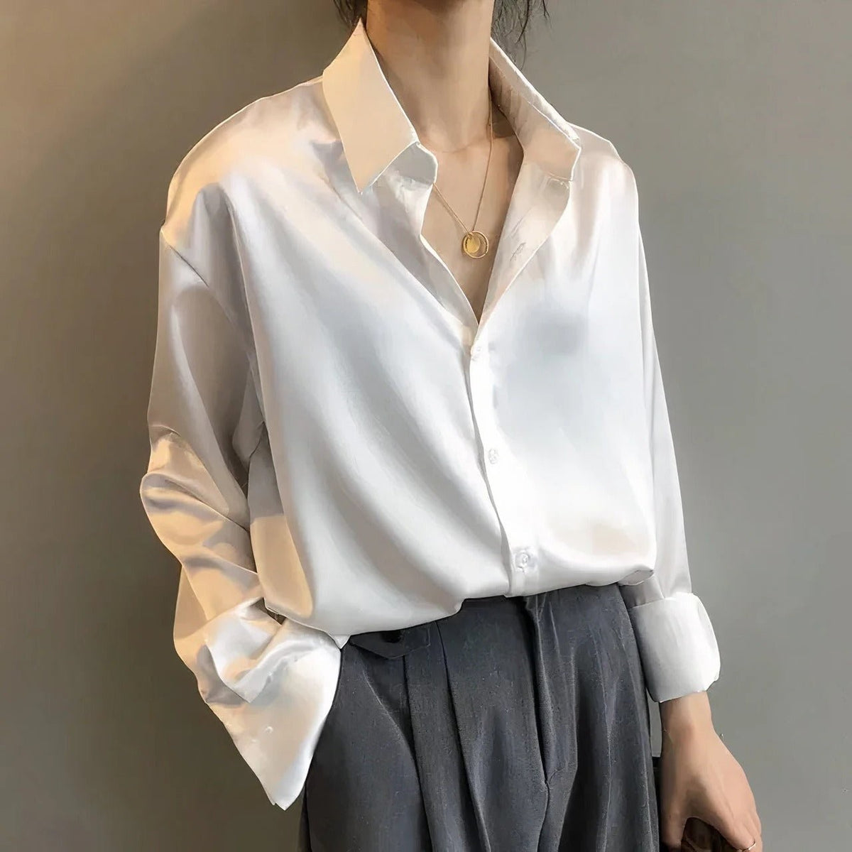Sara | Dames Satijnen Blouse met Lange Mouwen en Knoopsluiting in Saliegroen - Wit