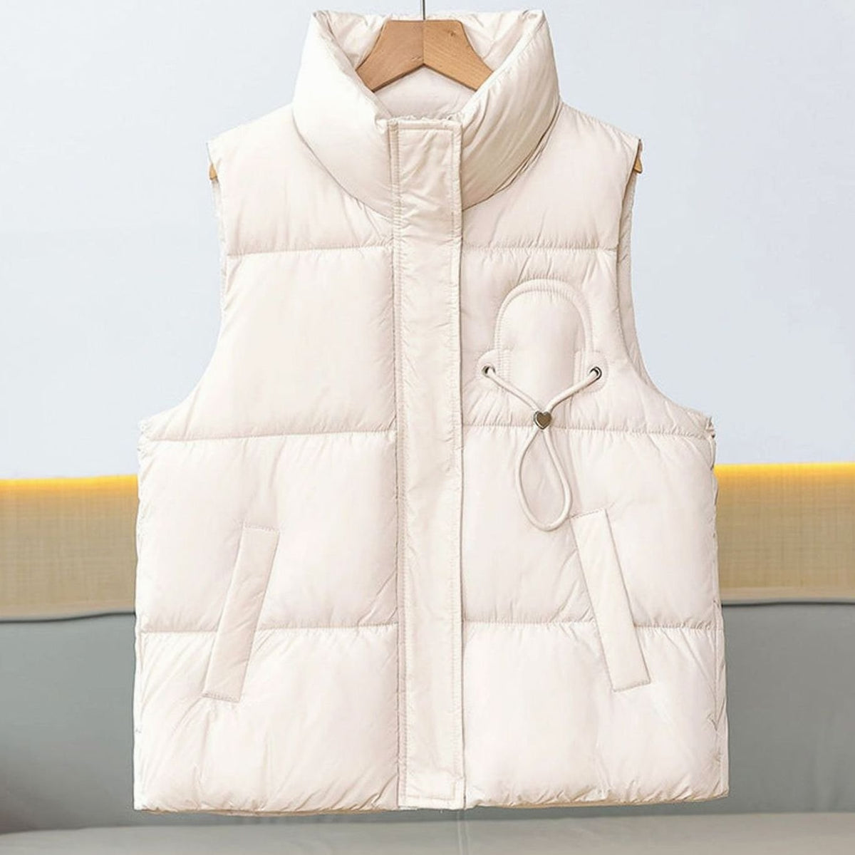 Zoe | Gilet Femme Matelassé Col Montant Coupe Courte Appliqué Cordonnet - Beige Laiteux