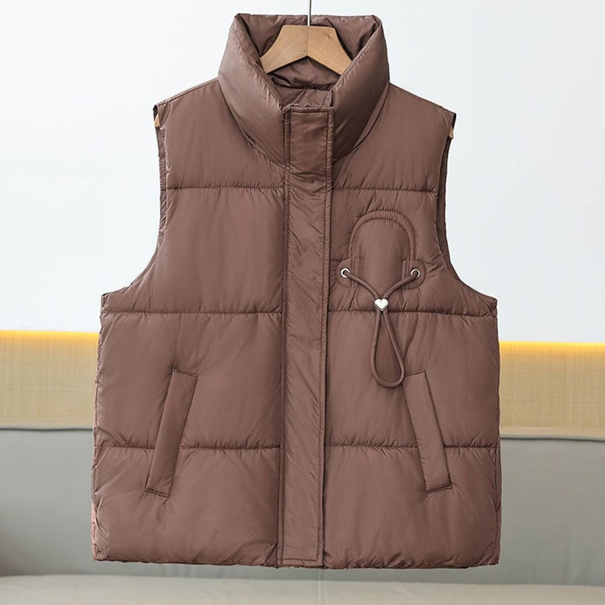 Zoe | Gilet Femme Matelassé Col Montant Coupe Courte Appliqué Cordonnet - Marron