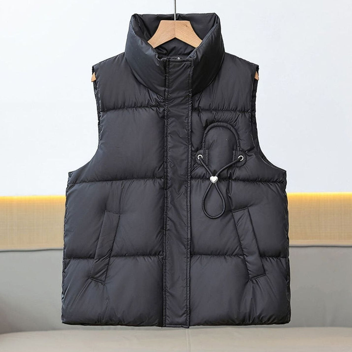 Zoe | Gilet Femme Matelassé Col Montant Coupe Courte Appliqué Cordonnet - Noir